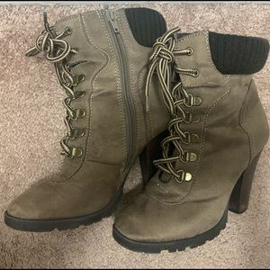 Nice booties, they look great on.  size 6